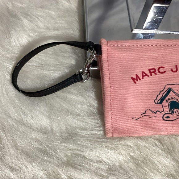SOLD……..Marc Jacob’s x Peanuts Snoopy Pink Canvas Graphic Print Pouch Wristlet - Picture 4 of 12